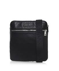 Découvrez l'élégance du design contemporain sur le site officiel. Armani Jeans Noir Petite Besace Jules B