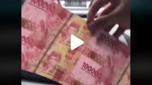 Saya refleks mengucap dalam hati, wah uang jajannya banyak banget. sempat saya berpikir, ini pasti orangtuanya terlalu berlebihan dalam memanjakan anak, tapi saya juga. Viral Video Penampakan Uang Pecahan Rp 100 Ribu Bersambung Tidak Dipotong