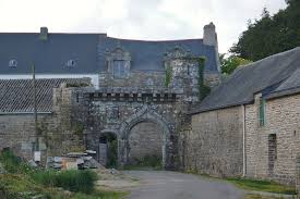 Le Manoir De Toulgoat Et Son Porche Monumental Saint Yvi Finistere Brittany Le Manoir Chateau France Saint Yvi