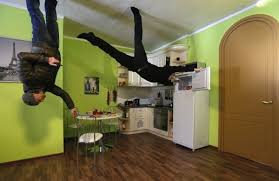 Erlebt so ein haus einmal komplett aus der handstandperspektive. Umgedrehtes Haus In Russland Erstaunliche Sehenswurdigkeit
