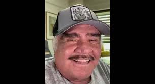 Dejó crecer además su barba la cual ya luce completamente blanca, lo que lo hace ver mucho más grande su verdadera edad. Vicente Fernandez Envio Un Mensaje Sobre Su Estado De Salud Tras Ser Hospitalizado De Emergencia