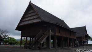 Demikian artikel mengenai salah satu rumah adat di indonesia yang memiliki arsitektur unik. Hanya Pakai Kayu Rumah Adat Di Desa Wisata Ini Usianya 200 Tahun