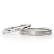 結婚指輪 tear of lily ティアオブリリー の紹介です 素材はpt プラチナ で 価格はladies が104 000円 men sが124 000円です 百合の葉についた朝露が煌めく瞬間をイメージしたリングです 銀座ダイヤモンドシライシ 結婚指輪 シンプル 結婚指輪 指輪