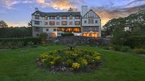 On the avenue of the giants redcrest resort is a great place for a relaxing vacation, holiday, romantic getaway or a family reunion. Lodging