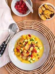 Rezept Fur Cremiges Kurbis Curry Mit Hokkaido Zucchini Und Spitzpaprika Kurbis Curry Curry Suppe Rezepte