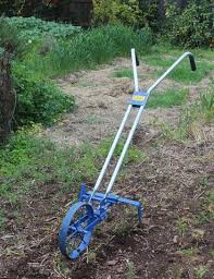 The high arch has a 15″ clearance, allowing you to straddle plants that are much taller. Valley Oak Wheel Hoe Garden Cultivator Valley Oak Tool Company