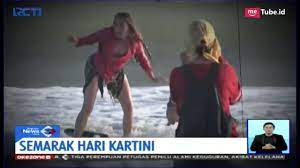 Lazim di indonesia tapi nggak lazim di negara barat. Semarak Hari Kartini Bule Gunakan Kain Dan Kebaya Saat Berselancar Di Pantai Kuta Sis 21 04 Youtube