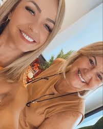 Uma delícia por Posted• @breadbakebeyond Date, Banana & Burrata Toast It's  been a while since I posted a toast video, but the moment I tried this one,  I knew I had to