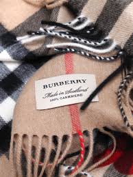Die große bekanntheit, die hohen preise und die exklusive vertriebsstrategie machen die produkte diese. Burberry Karo Herzen Schal Aus Kaschmir Schals 39937501 Ikrix Com