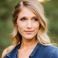 Sara Dooley's Instagram, Twitter & Facebook