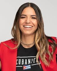 Laura Julius's Instagram, Twitter & Facebook