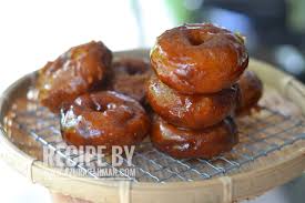 Gula melaka syrup (see recipe) is made by melting the chopped pieces over a low stove heat with small amounts of water until a thick maple syrup. Cerita Kak Z Tips Membuat Kuih Keria Gula Melaka Yang Gebu