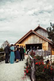 Vor der hochzeit steht der antrag… wenn sie hierfür eine ganz besonders schöne, romantische umgebung suchen, können wir ihnen weiterhelfen. Freie Trauung Im Garten Der Alten Tenne Eder Am Holz Hochzeit In Der Scheune Rustikale Herbsthochzeit Trauung Tenne Garten