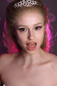 Wicked Cosplay: Best Ariana Grande Transition Attempt