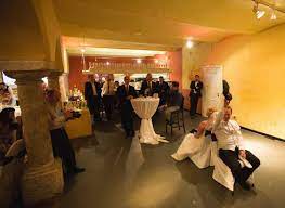 Stellen sie die vorbereiteten fragen, während das brautpaar rücken an rücken auf den beiden stühlen sitzt. Ubereinstimmungsspiel Hochzeit Spiel Das Wirklich Lustig Ist