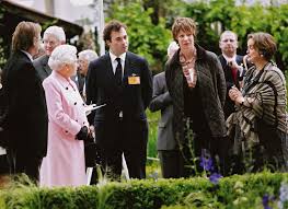 Chelsea Flower Show Die Queen Gratuliert Gabriella Pape Und Dr Isabelle Van Groeningen Zum Preis Chelsea Flower Show Die Queen Chelsea