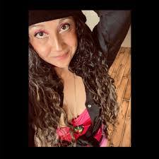 Jennifer Henderson's Instagram, Twitter & Facebook