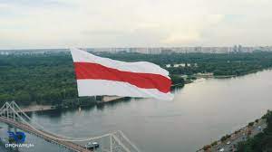 Why does belarus have two flags? Belarus Huge Belarusian Flag Launched Over Kyiv In Solidarity With Protests Unian