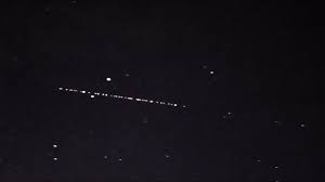 A train of spacex starlink satellites are visible in the night sky in this still from a video captured by satellite tracker marco langbroek in leiden, the netherlands on may 24, 2019. Diskussion Um Spacex Satelliten Astronomie Organisation Schaltet Sich Ein Wissen