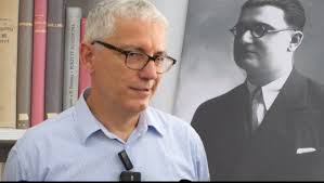 Studiuesi Ardian Ndreca solli bibliotekën e Ernest Koliqit në Shkodër