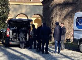 Se hai bisogno di andare fisicamente ad una sede banca d'italia, devi rivolgerti alla filiale di bologna. Klimt Ritrovato Sopralluogo Dei Ris Di Parma In Banca D Italia E Ricci Oddi Piacenzasera It
