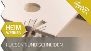 Wenn feinsteinzeug nicht professionell geschnitten wird, kommt es an den schnittkanten zu abplatzungen oder die fliese bricht an der falschen stelle. Fliesen Schneiden Der Ausschnitt Am Fliesenrand Youtube