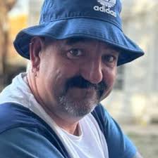 Hi all, I have a Qualcast 8' x 6' greenhouse i was given but it needs  putting together. Does anybody know how the main roof bar goes in to the  ends please