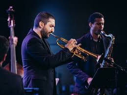 Babasinin icat ettigi 4 pistonlu trompet ile harika muzikler yaratan genc yetenek. Review Ibrahim Maalouf Salutes A Great Arabic Performer The New York Times