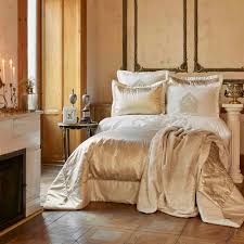 Yatak örtüsü setlerinde birbirinden şık ve kullanışlı seçeneklerle yatak odalarınızın güzelliğine güzellik katın. Karaca Home Ofelia Gold 10 Parca Ceyiz Seti Karaca