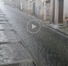 Nel pomeriggio di martedì 8 giugno su roma si è scatenato l'inferno, con pioggia torrenziale, forte vento lampi e tuoni. Meteo Cronaca Diretta Video Nubifragio Con Grandine Alle Porte Di Roma Ilmeteo It