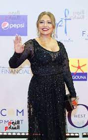 ظهرت الفنانة ليلى علوي بإطلالة مميزة خلال حضورها فعاليات اليوم الرابع لمهرجان الجونة السينمائي في دورته الرابعة. Ù„ÙŠÙ„ÙŠ Ø¹Ù„ÙˆÙ‰ ØªØªØ£Ù„Ù‚ ÙÙ‰ Ù…Ù‡Ø±Ø¬Ø§Ù† Ø§Ù„Ø¬ÙˆÙ†Ø© ÙˆØªÙˆØ§Ø¬Ø¯ Ø§Ù„Ù…Ø·Ø±Ø¨ Ø£Ø¨Ùˆ Ø¨ØµØ­Ø¨Ø© Ø²ÙˆØ¬ØªÙ‡ ÙˆÙ‡Ù‰ Ø­Ø§Ù…Ù„ Ø§Ù„ÙŠÙˆÙ… Ø§Ù„Ø³Ø§Ø¨Ø¹