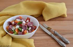 1 cespo di radicchio, 1/2 cespo di lattuga, 150 gr.tonno al naturale, 120 gr. Insalata Con Tonno Rosso Leggera Fresca E Gustosa