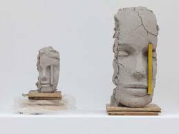Mark Manders, la noche sobre la mesa