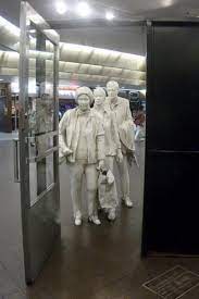 Джордж сигал достиг первого успеха в 1965 году после роли в трагикомедии стэнли крамера «корабль дураков». Skulptury Dzhordzha Sigala V Nyu Jorke