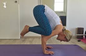 You may have tried bakasana crow pose with a block under your feet, but have you tried blocks under your shoulders? Meine Besten Tipps Wie Ihr Die Krahe Im Yoga Bakasana Lernt Eat Train Love
