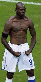 Le joueur du gym a fait un petit crochet par la cité niçois cette semaine. Balotelli Seine Eigene Heldenstatue Computer Medien Badische Zeitung