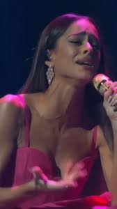 Tini Stoessel la rompió al interpretar "Carne y Hueso” en los Premios  Billboard ✨✨✨⁣ ¡Nos emocionamos todos al escucharla cantar! 🥺  #Billboard2022
