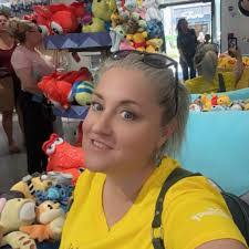 Noelle Moeller's Instagram, Twitter & Facebook