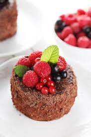 Thankfully your inner chocoholic doesn't have to be sacrificed to follow a specific meal plan. Low Fat Chocolate Berry Dessert Frozen Yogurt Bark With Berries Eating Bird Food