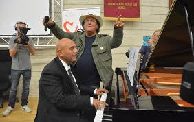 Vincenzo perchinunno si laurea in medicina e chirurgia nel 1994 con la votazione di 110/110 e lode presso l'università degli studi di bari aldo moro e presso la medesima università, nel 1999, si specializza, con il massimo dei voti e la lode, in chirurgia plastica ricostruttiva ed estetica. Medicina Al Bano Canta E Il Rettore Suona A Bari E Felicita La Gazzetta Del Mezzogiorno