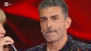 Simone Di Pasquale in pista a 'Ballando' poche ore dopo il funerale della  madre, Milly Carlucci lo abbraccia commossa: ''Gli devo moltissimo''