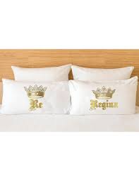 Due sposi sorridenti e felici con bella frase di matrimonio. Coppia Di Federe Re E Regina