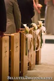 Resultat De Recherche D Images Pour Banc Eglise Calla Wedding Decor Elegant Church Wedding Decorations Fun Wedding Decor