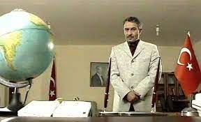 Babası anadolu'da birçok şehirde görev yapmış bir postacıydı. Deli Yurek 1998