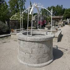 Puits Rond En Pierre Et Son Haut De Puits En Fer Forge En Vente Chez Alain Bidal Materiaux Anciens Puits Materiaux Anciens Pierre