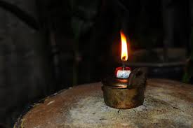 Lampu petromak, atau disebut juga lampu minyak memiliki bentuk yang unik. Cahaya Pelita Kerosin Petrosains