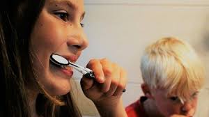 Jika anda ingin memutihkan gigi kuning secara alami, ada beberapa cara bahan yang mudah di temukan di sekitar rumah. Ini 5 Tips Memutihkan Gigi Kuning Yang Membandel Apa Saja Itu Tribun Bali