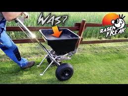 Den Rasen Richtig Dungen Was Macht Der Rasenfreak Youtube In 2020 Rasen Gartenkalk Laubrechen
