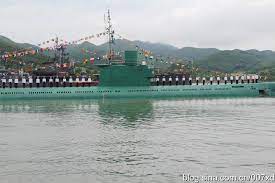 Les équipages de deux chalutiers ont été confinés à bord, sous surveillance. La Coree Du Nord Annonce Un Tir Sous Marin De Missile Balistique Mer Et Marine