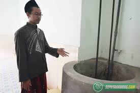 Pada tahun 1990, tradisi upacara rebo wekasan sudah dikoordinir oleh panitia dan sebagai puncak acara adalah kirab lemper raksasa, yaitu sebuah tiruan lemper yang berukuran tinggi 2,5 meter dengan diameter 45 cm. Debit Air Sumur Masjid Wali Jepang Naik Tiba Tiba Menjelang Tradisi Rebo Wekasan Beta News